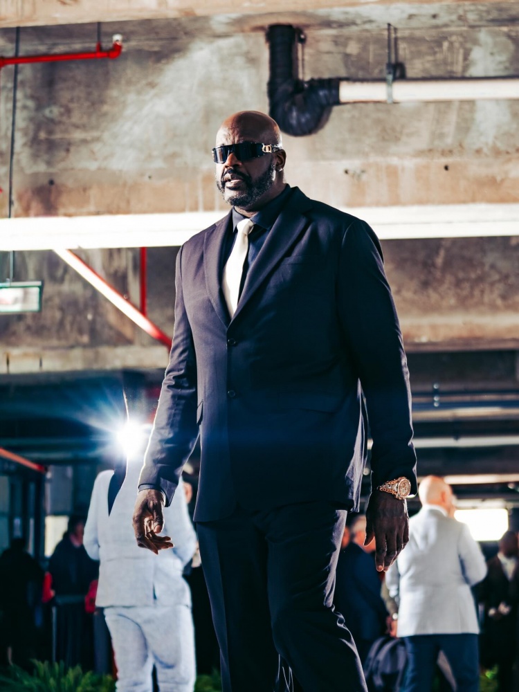 开云线上入口-明天庆祝夺冠20周年！看看这些陆续抵达的06冠军成员穿搭造型