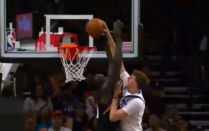 开云网站-大学同学不留情面！弗拉格欲劈扣，马卢阿奇送上排球大帽